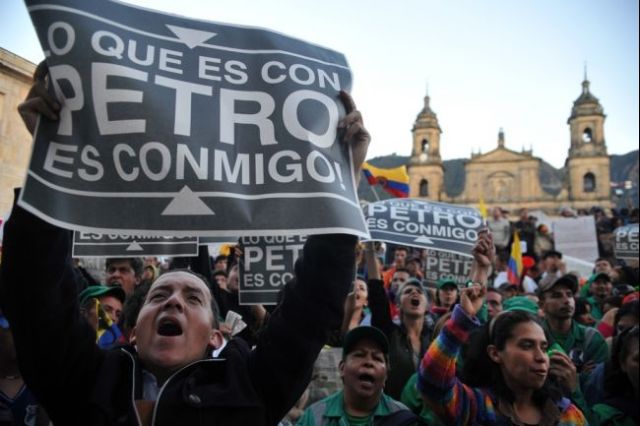 En direct de Bogota : Les ultraconservateurs menacent la démocratie (Une Histoire Populaire) Bogota_petro_protest_2013_12_13